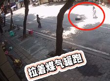 液化氣罐：大姨，請(qǐng)你尊重我，咱不帶這樣式兒的